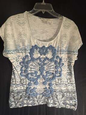 Chico's Cotton Knit V Neck Top wuth 3-D Decoration Size 1